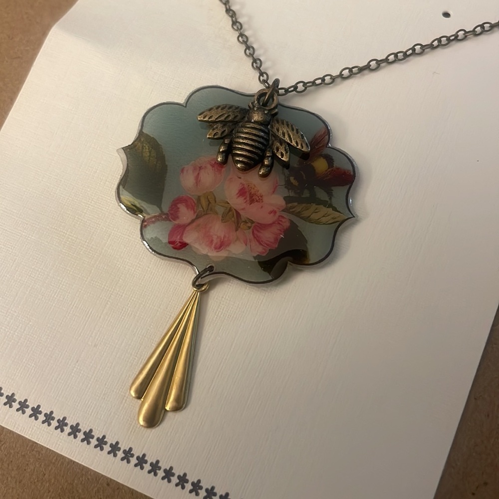 ModCloth Bee necklace from Beijo Brasil